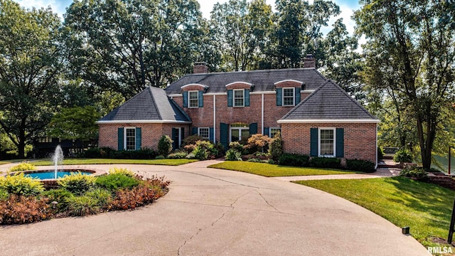 view of front of property featuring a front lawn