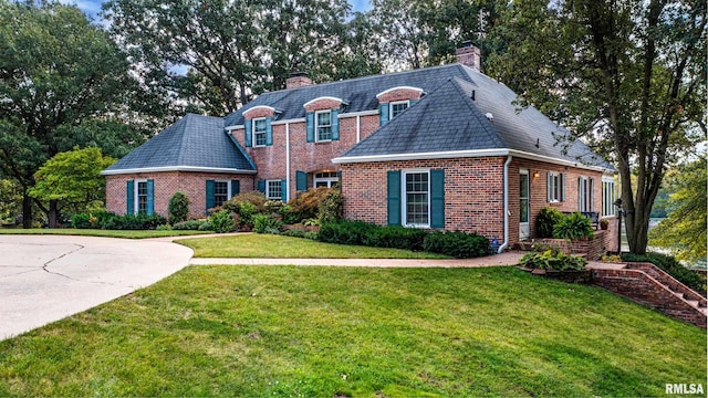 view of front of property with a front yard