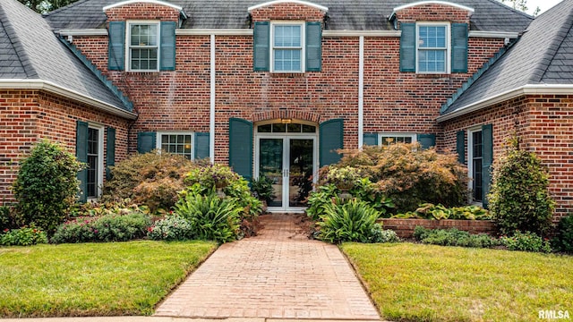 view of front of house with a front lawn