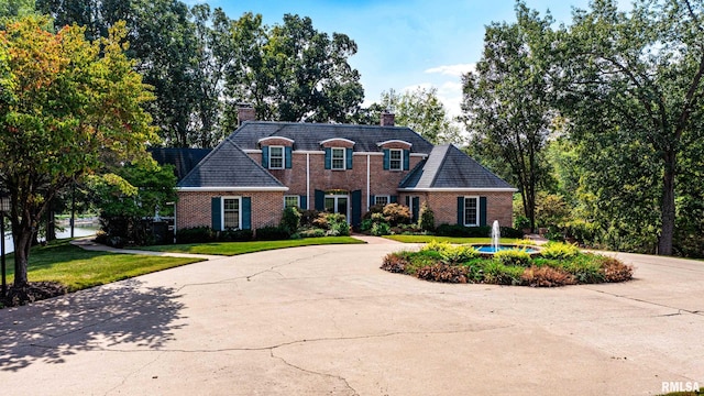 view of front of property featuring a front lawn