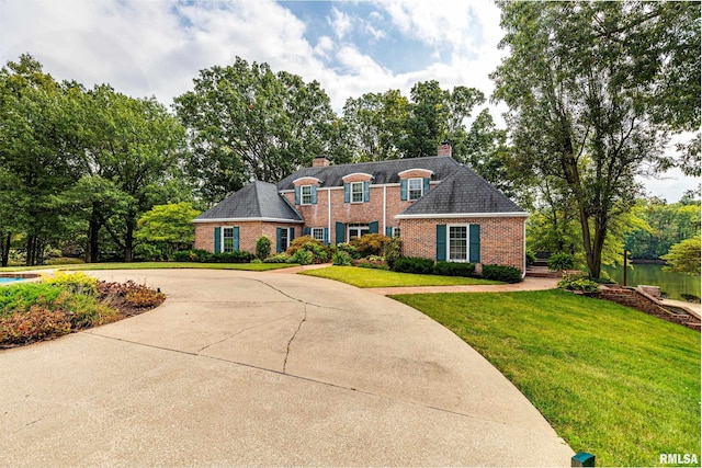 view of front of property featuring a front yard