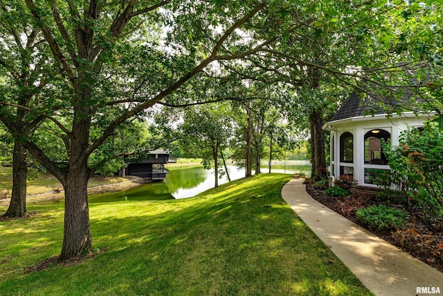 view of yard featuring a water view