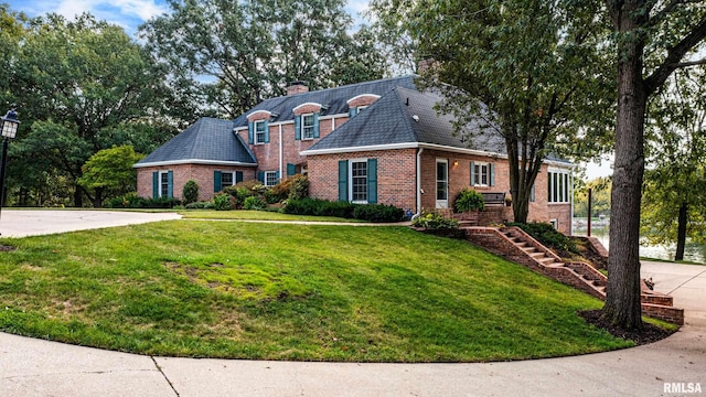 view of front facade featuring a front yard