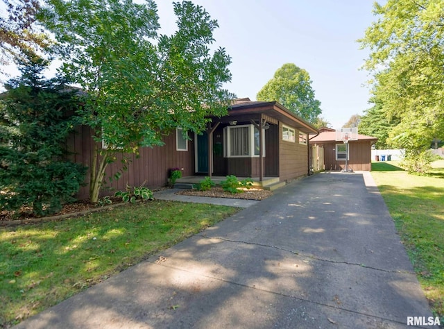 view of front of property with a front lawn