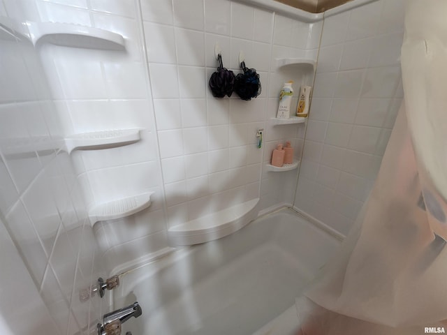 bathroom featuring shower / bath combo