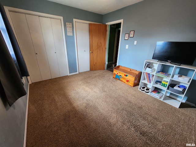 recreation room with carpet flooring