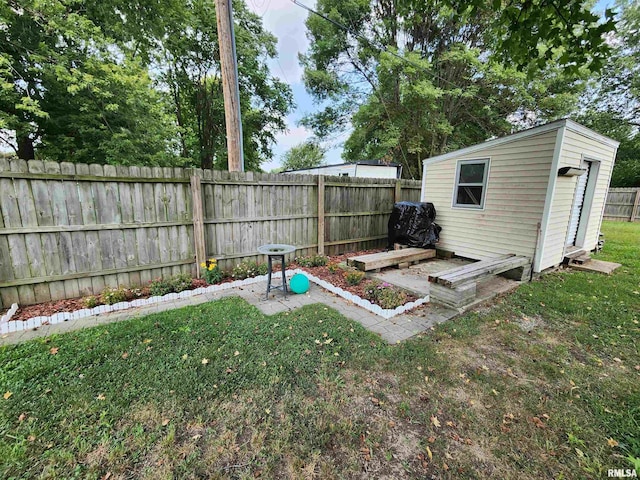 view of yard featuring a shed