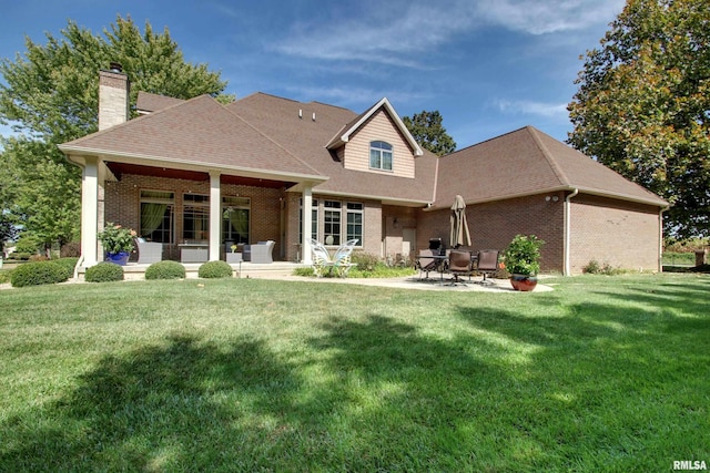 back of house featuring a yard