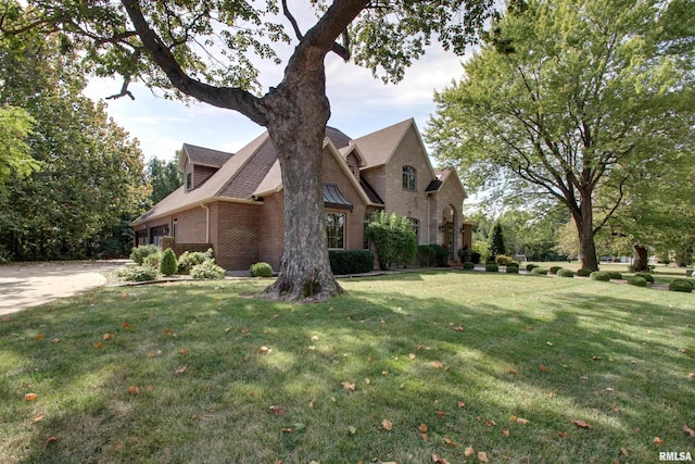 view of side of property featuring a yard