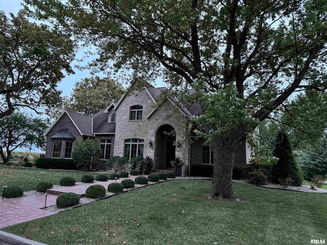 view of front of property featuring a front lawn