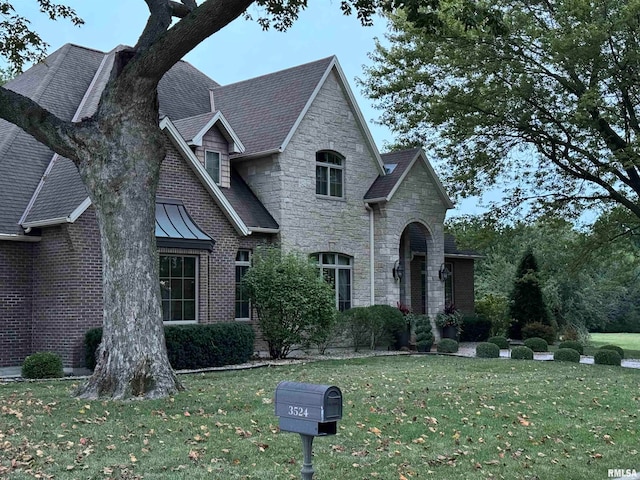 view of front of house featuring a front yard