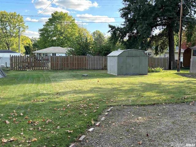 view of yard featuring a shed