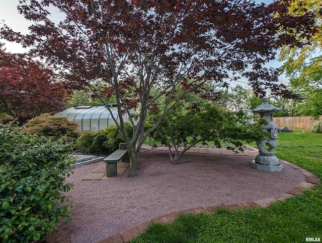 view of yard featuring an outdoor structure