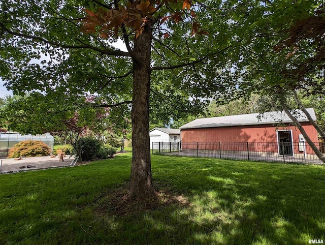 view of yard featuring an outbuilding