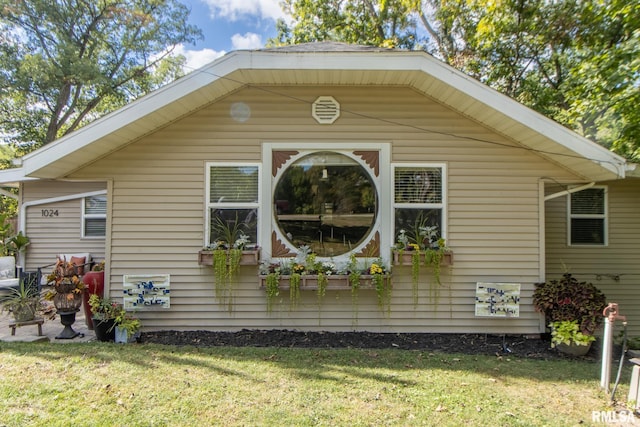 exterior space featuring a lawn