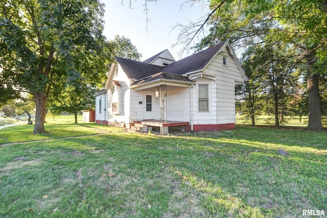 view of front facade featuring a front yard