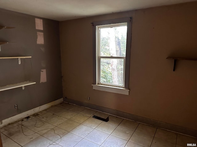 empty room featuring light tile patterned floors