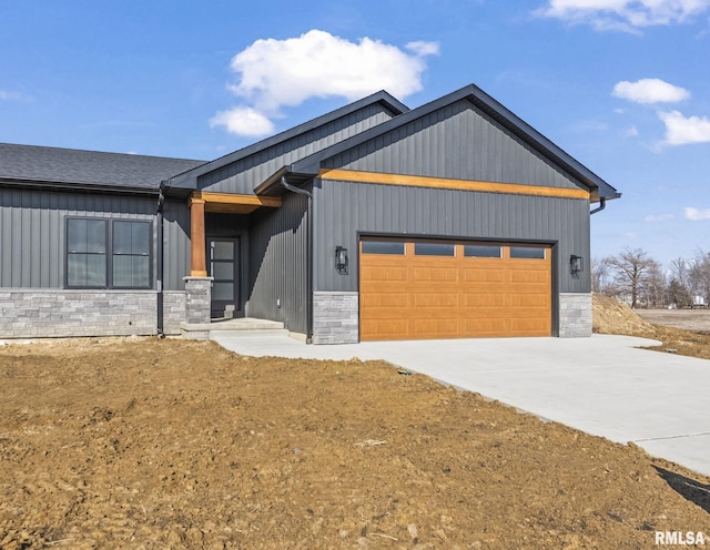 view of front facade featuring a garage