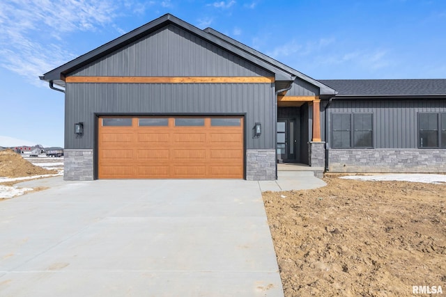 view of front of house featuring a garage