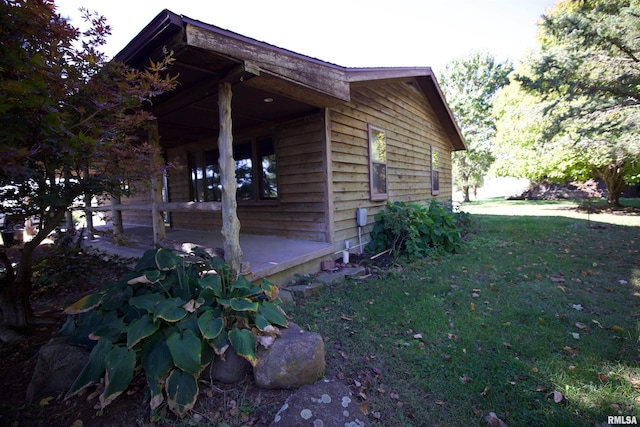 view of side of property featuring a lawn