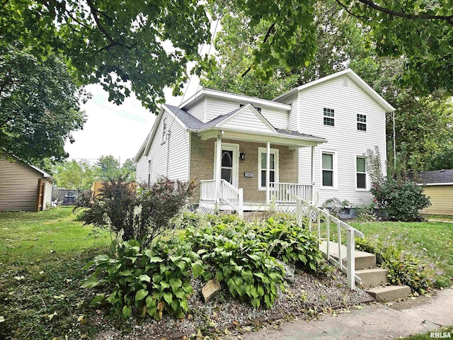 view of front of property featuring a front yard and covered porch