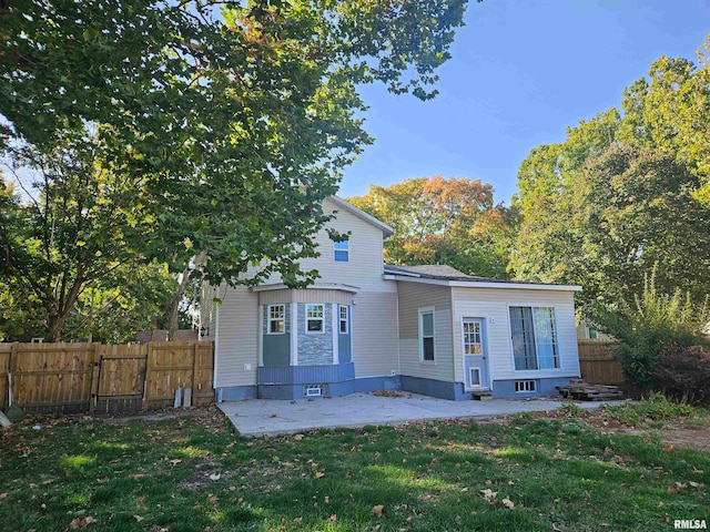 view of front of home featuring a patio and a front lawn