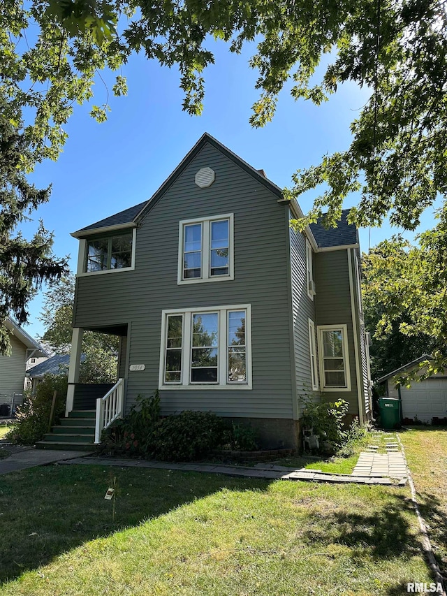 view of front of home featuring a front yard