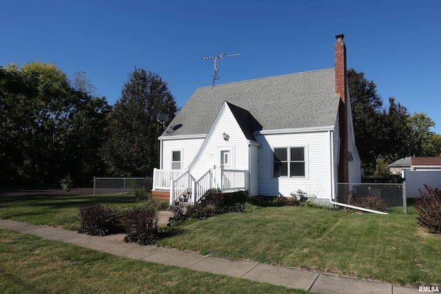 view of front facade with a front lawn