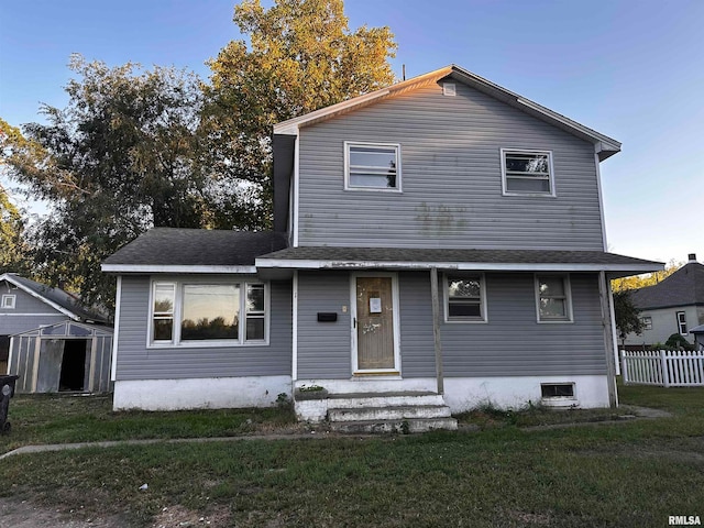 view of front facade with a front lawn