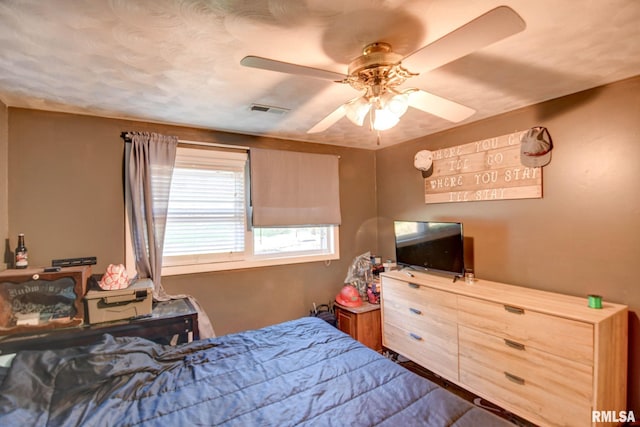 bedroom with ceiling fan