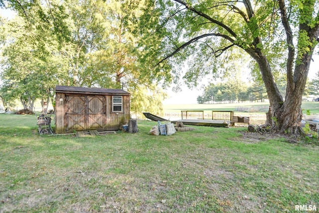 view of yard featuring a shed