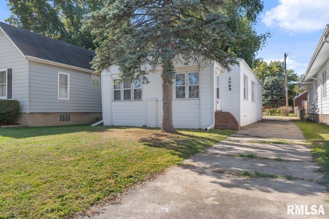 view of front of property featuring a front lawn