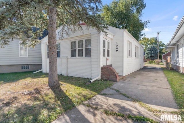 view of front of property with a front lawn