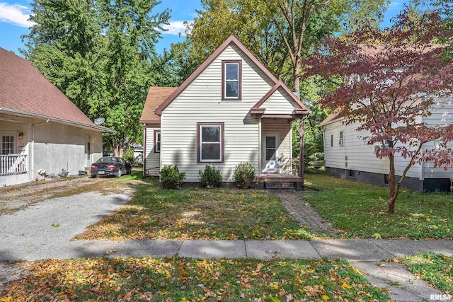 bungalow featuring a front yard