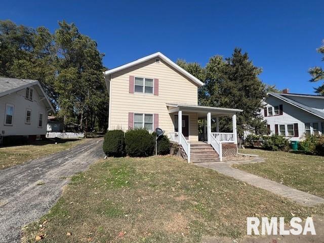 view of front of home featuring a porch and a front lawn