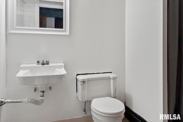 bathroom featuring toilet and sink