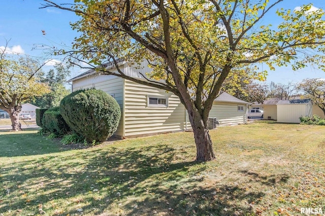 view of yard featuring a shed