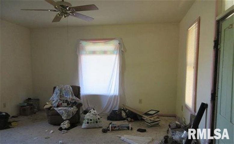 spare room featuring carpet and ceiling fan