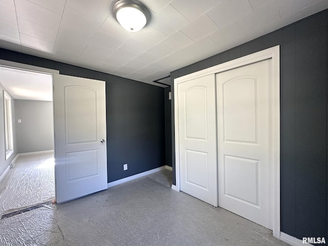 unfurnished bedroom featuring a closet