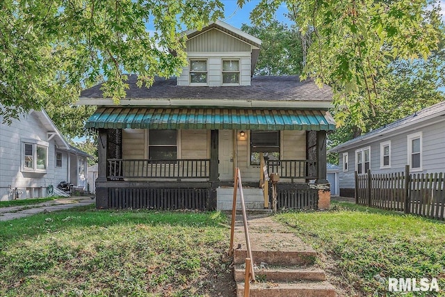 bungalow with a front lawn and covered porch