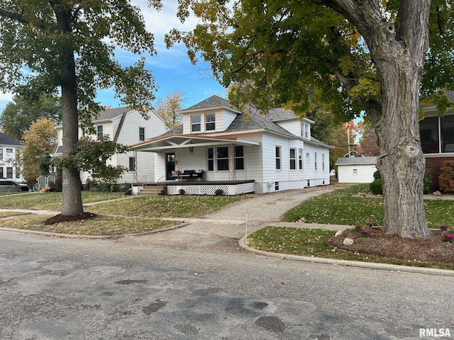 view of front facade with a porch and a front yard