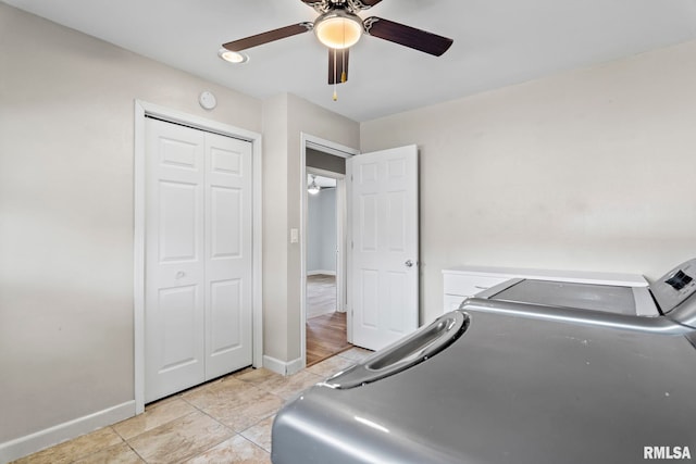 washroom featuring independent washer and dryer, light tile patterned flooring, and ceiling fan