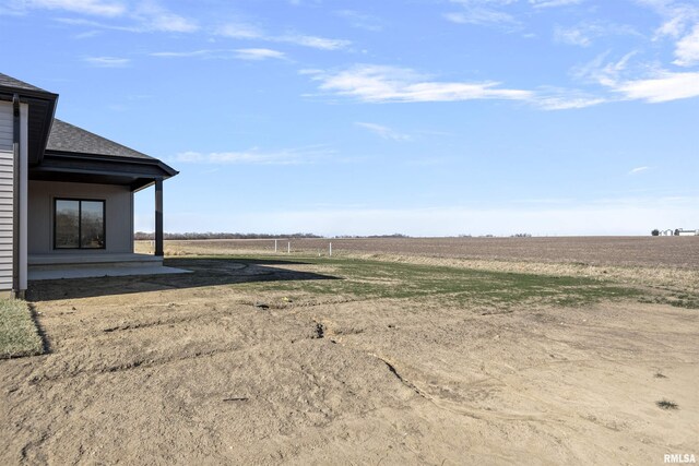 view of yard featuring a rural view