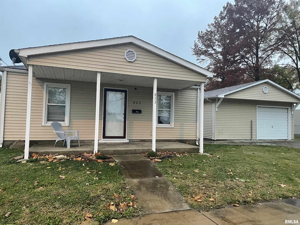 view of front of home with covered porch and a front lawn