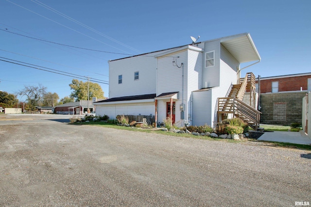 1340 Mulholland St, Nauvoo, IL 62354 - view of front facade featuring stairway