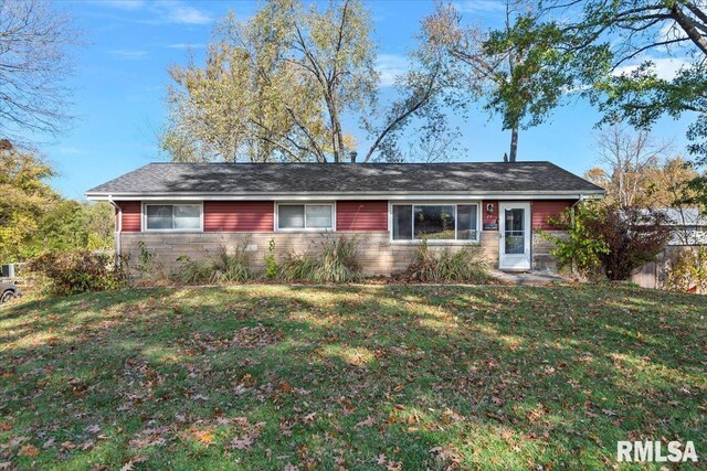 ranch-style home with a front yard