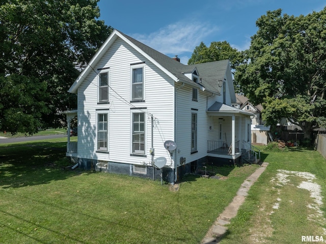 view of side of property featuring a lawn