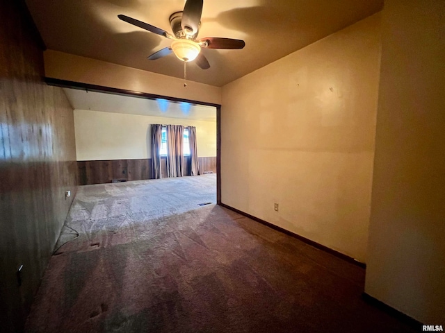 carpeted empty room featuring ceiling fan