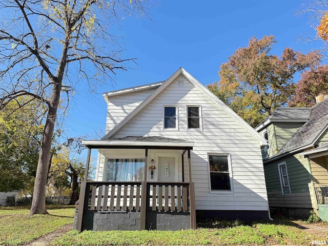 bungalow-style home featuring a front lawn and a porch