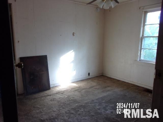 empty room featuring ceiling fan